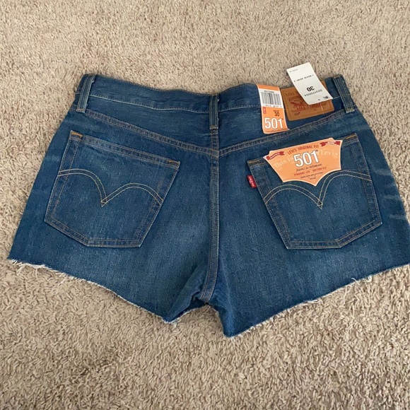 NWT Levi's 501 Button Fly Cut Off Shorts size 30 - Picture 2 of 4